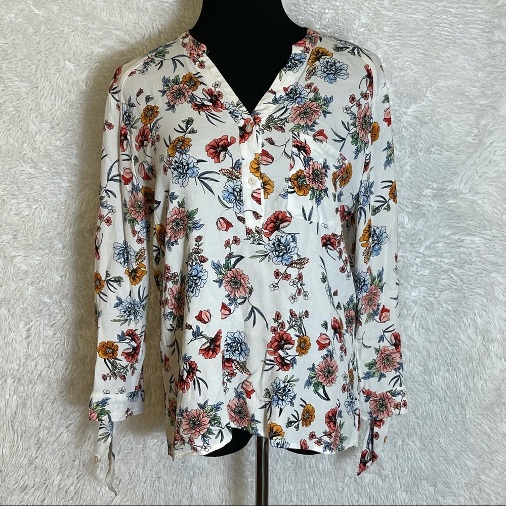 For The Republic Women’s White Floral Long Sleeve V-neck Half Button Up